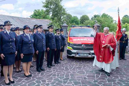 10 Novo vozilo je blagoslovil župnik Alojz Milharčič s